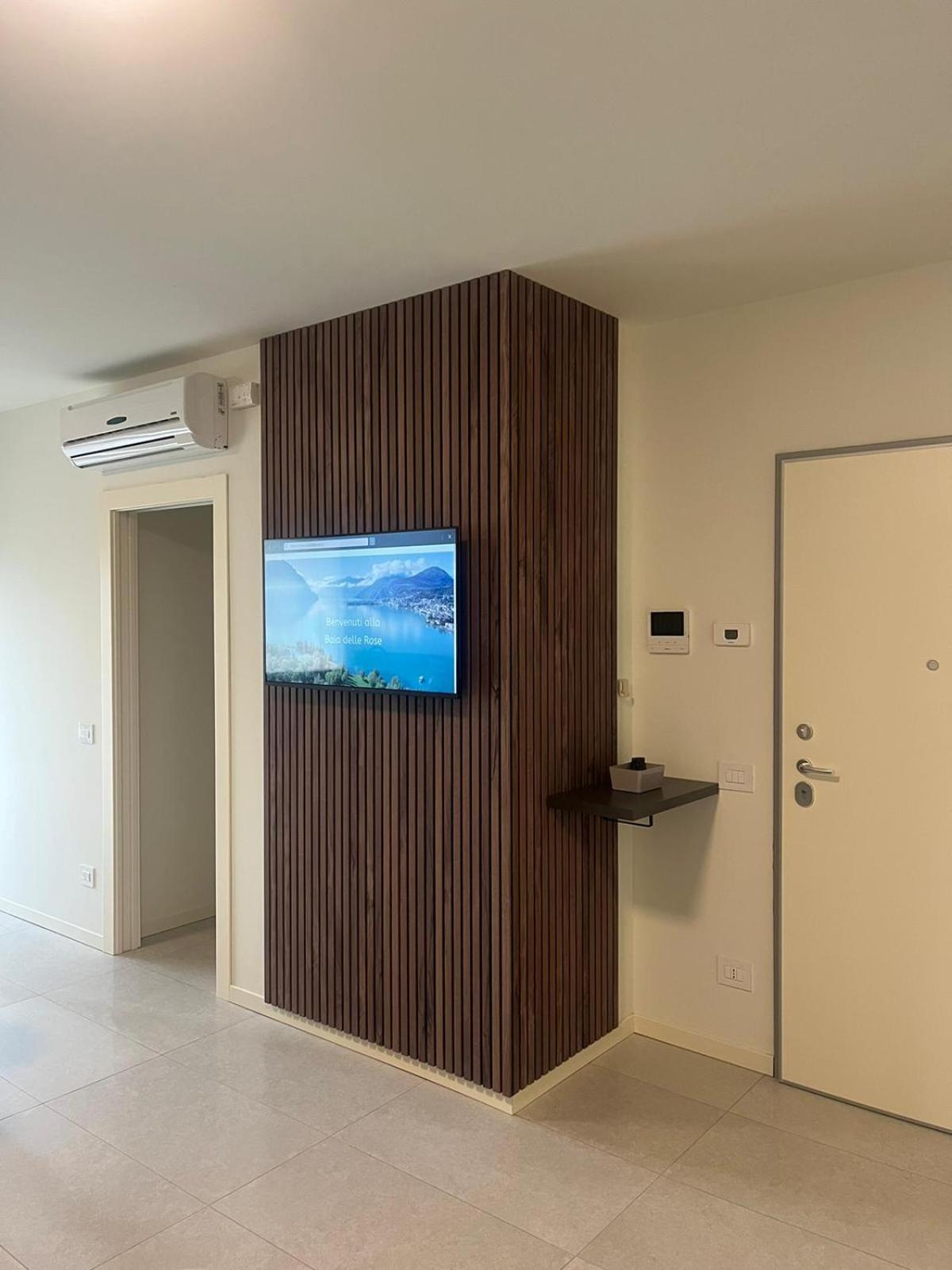 Apartamento Baia Delle Rose Via Roma 111 Costa Volpino Habitación foto